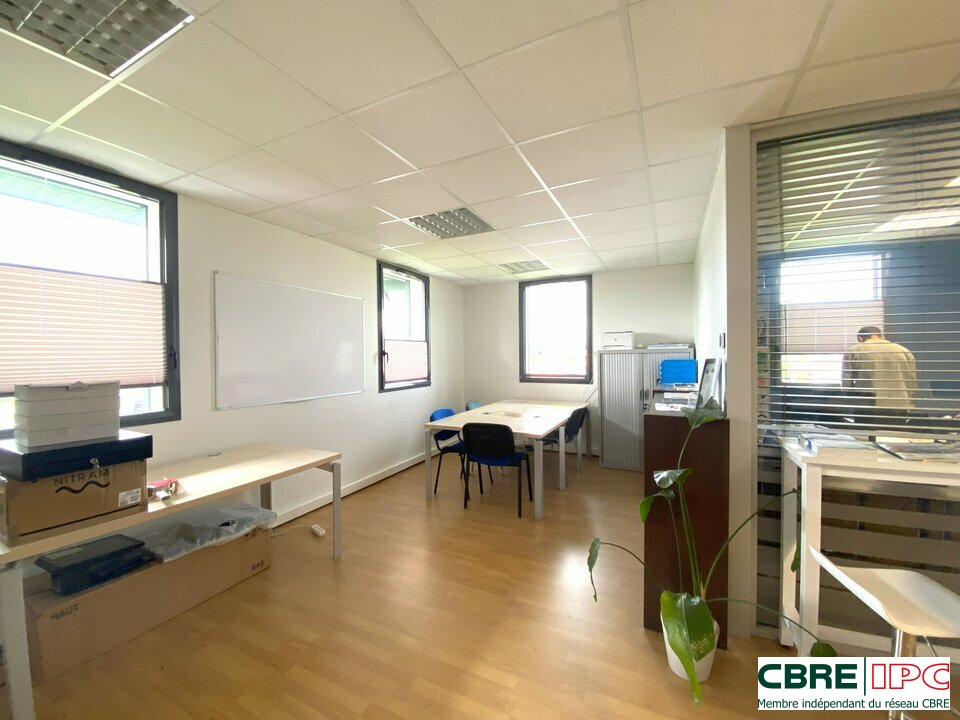 CBRE IPC Immobilier d'entreprise LOCATION Bureau  SAINT PIERRE D IRUBE 7532FD