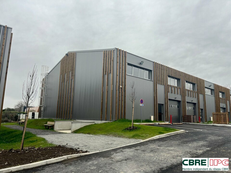 CBRE IPC Immobilier d'entreprise LOCATION Local d'activités  PAU 7422FL