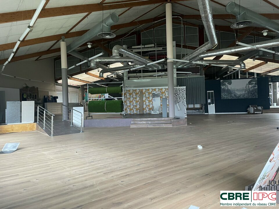 CBRE IPC Immobilier d'entreprise LOCATION Local commercial SERRES CASTET 7419FL