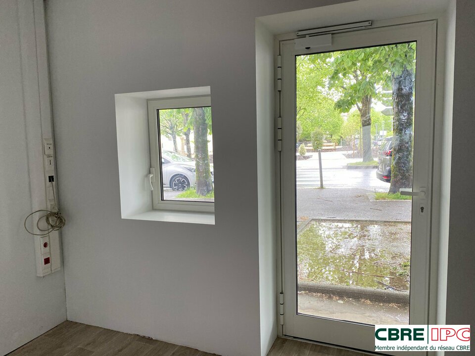 CBRE IPC Immobilier d'entreprise LOCATION Local commercial ANGLET 7833FD
