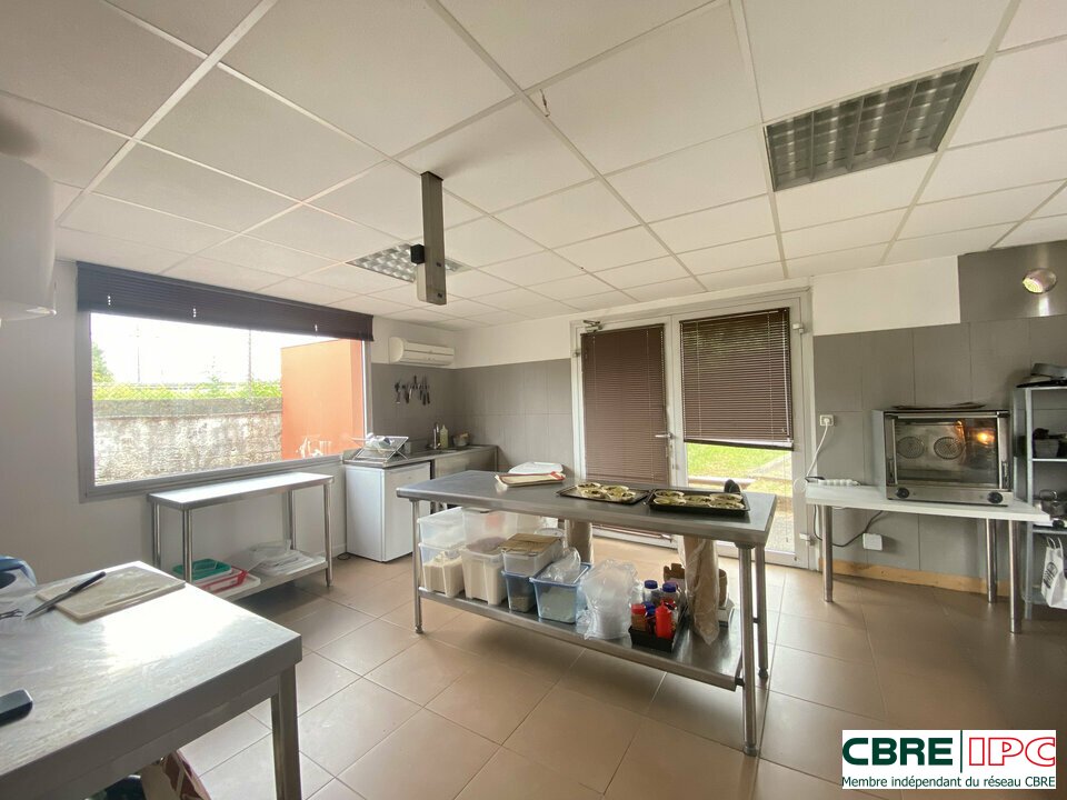CBRE IPC Immobilier d'entreprise LOCATION Local commercial  ANGLET 7927FD