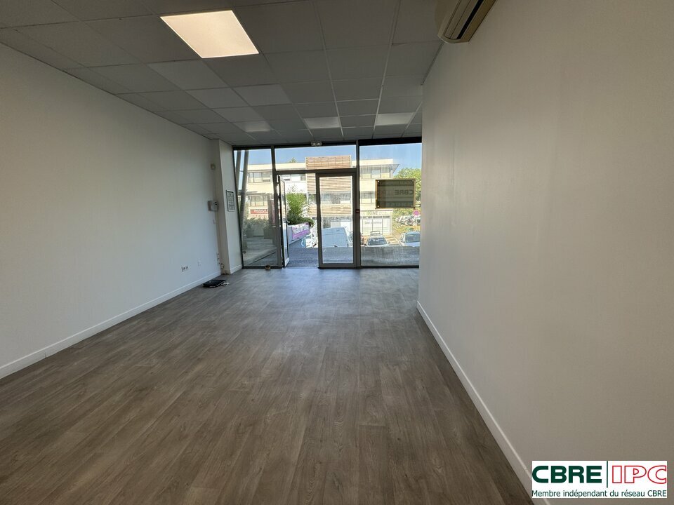 CBRE IPC Immobilier d'entreprise LOCATION Local commercial  ANGLET 7694FD