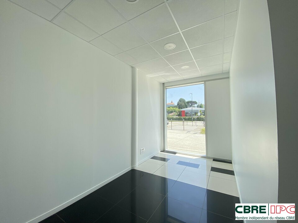 CBRE IPC Immobilier d'entreprise LOCATION Local commercial ANGLET 7902FD1