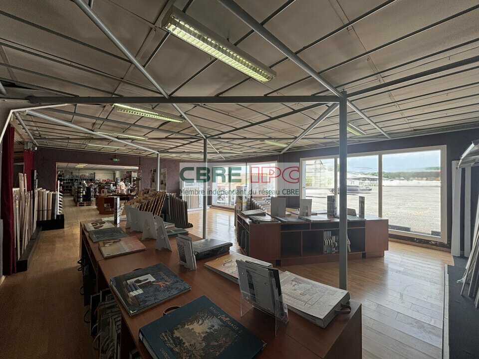 CBRE IPC Immobilier d'entreprise LOCATION Local commercial  LONS 7915FL