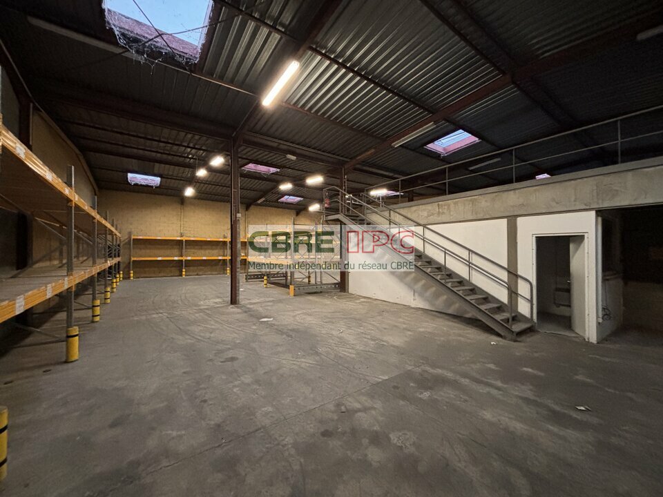 CBRE IPC Immobilier d'entreprise LOCATION Local d'activités  LONS 8031FL