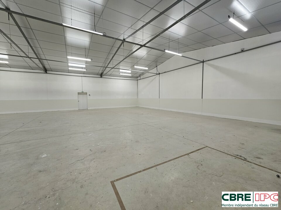 CBRE IPC Immobilier d'entreprise LOCATION Local d'activités LONS 7466FL