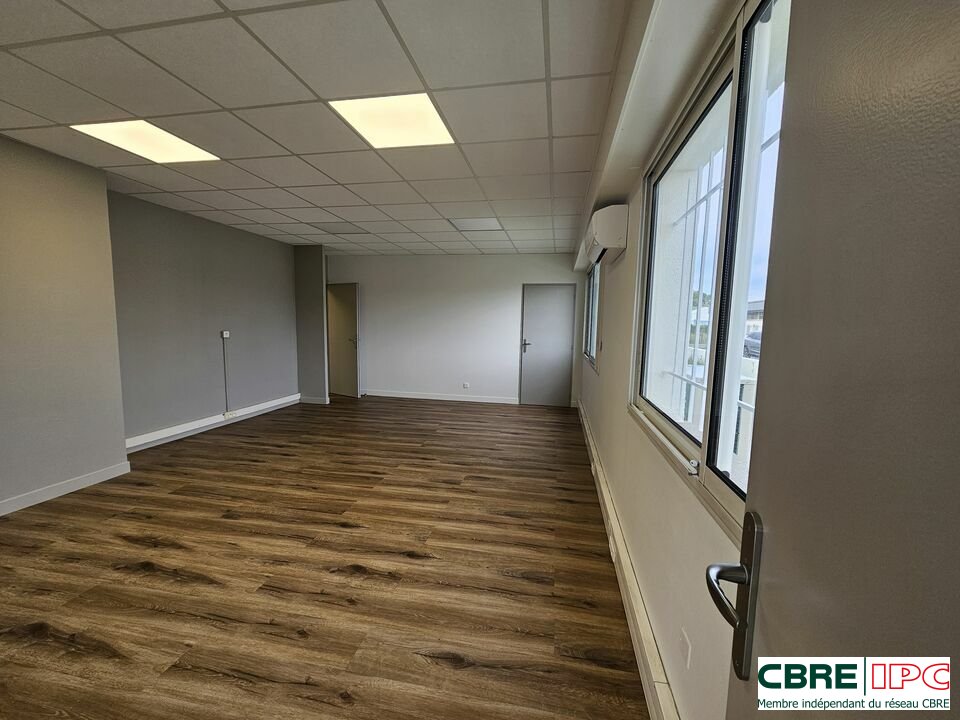 CBRE IPC Immobilier d'entreprise LOCATION Local d'activités LONS 7466FL