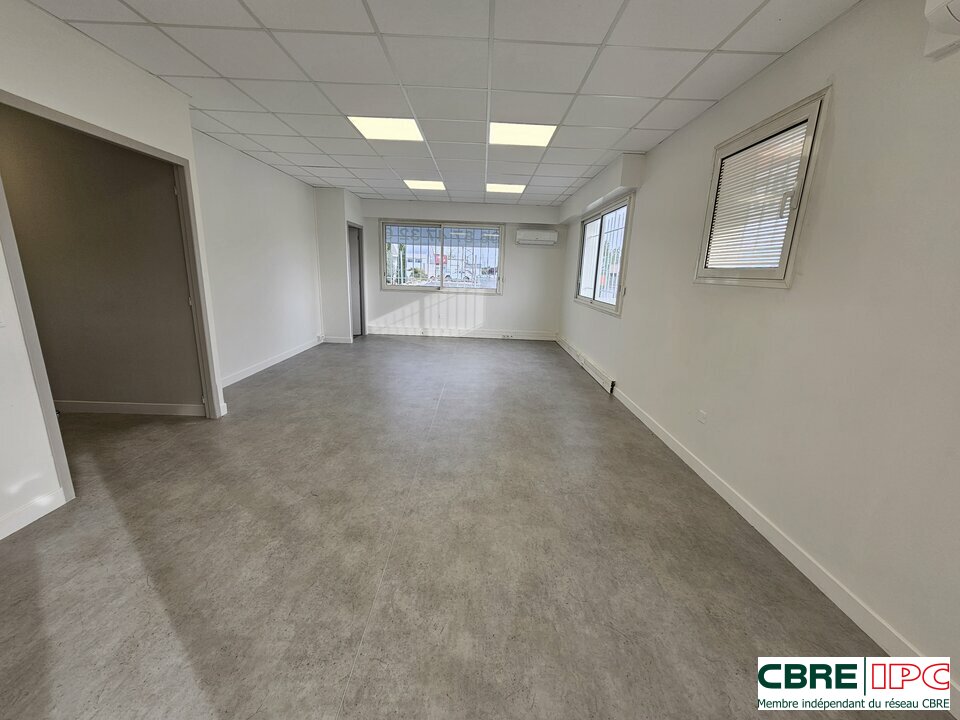 CBRE IPC Immobilier d'entreprise LOCATION Local d'activités LONS 7466FL