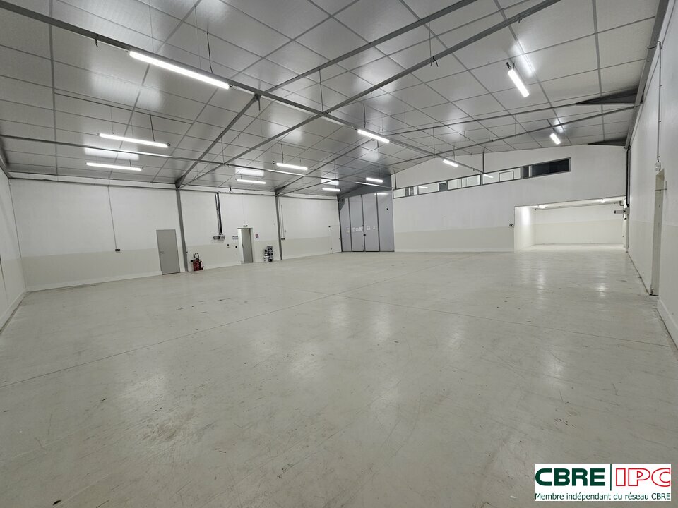 CBRE IPC Immobilier d'entreprise LOCATION Local d'activités LONS 7466FL