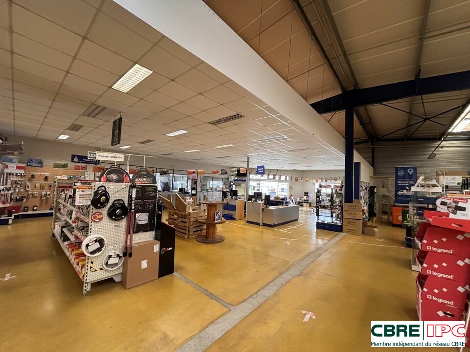 CBRE IPC Immobilier d'entreprise LOCATION Local d'activités  PAU 7647FL