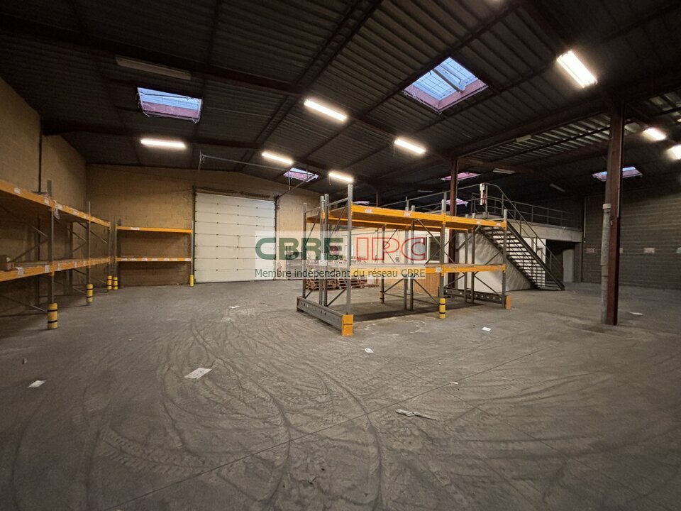 CBRE IPC Immobilier d'entreprise LOCATION Local d'activités  LONS 8031FL