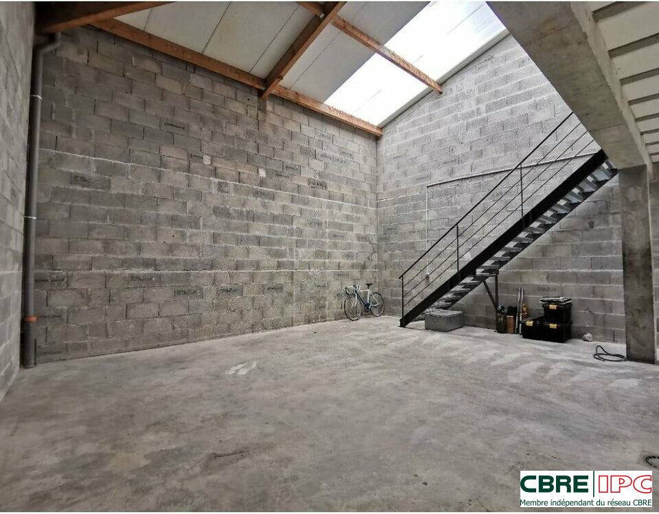CBRE IPC Immobilier d'entreprise VENTE Local d'activités  BARDOS 8129PC