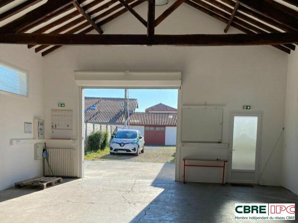CBRE IPC Immobilier d'entreprise CESSION DAB Local d'activités ANGLET 8049PC