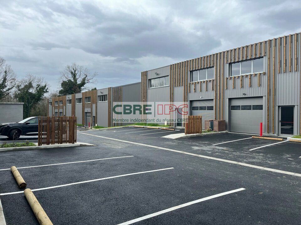 CBRE IPC Immobilier d'entreprise LOCATION Local d'activités PAU 7422FL
