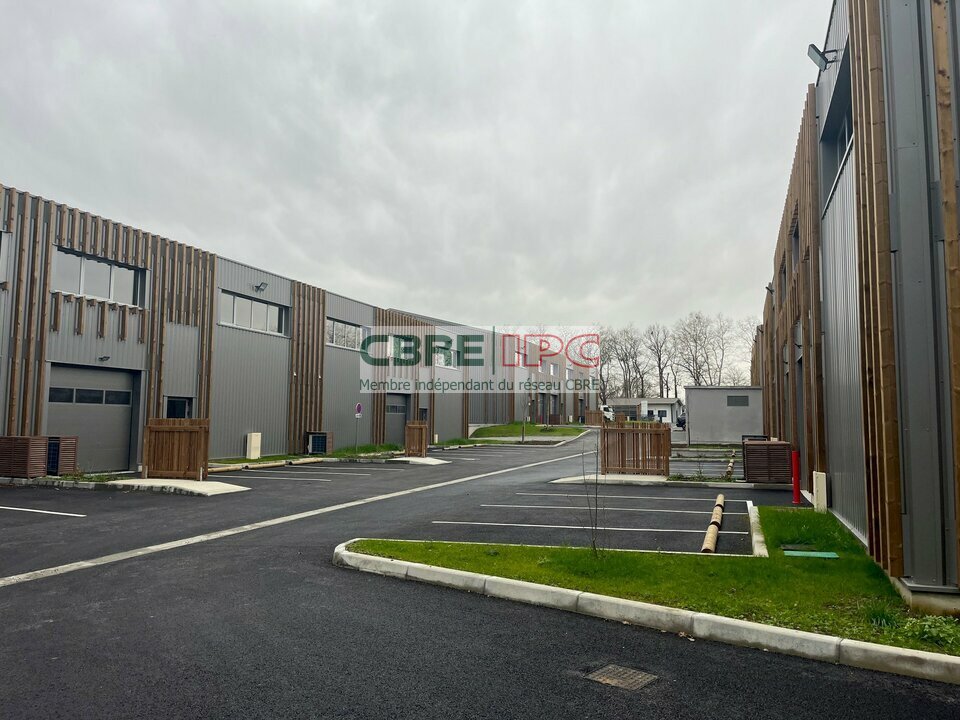 CBRE IPC Immobilier d'entreprise LOCATION Local d'activités PAU 7422FL