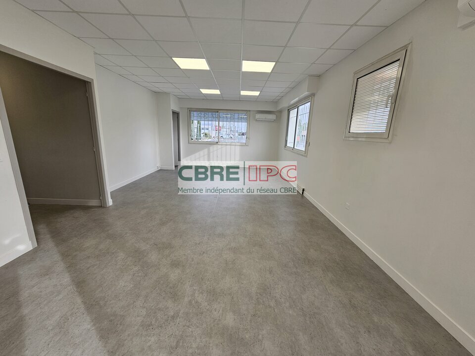 CBRE IPC Immobilier d'entreprise LOCATION Local d'activités  LONS 7466FL