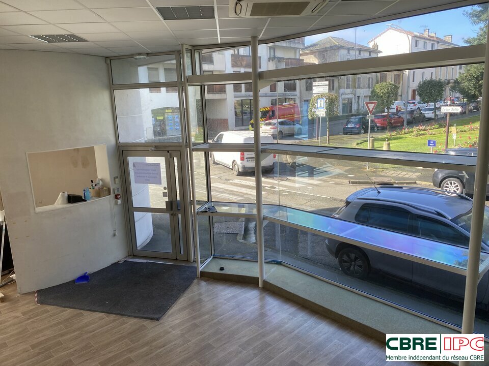 CBRE IPC Immobilier d'entreprise LOCATION Local commercial DAX 8239YA