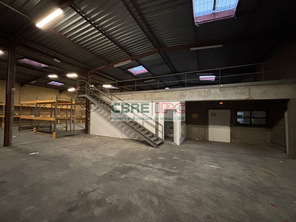 CBRE IPC Immobilier d'entreprise LOCATION Local d'activités LONS 8031FL
