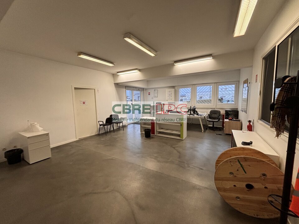 CBRE IPC Immobilier d'entreprise LOCATION Local d'activités LONS 8031FL