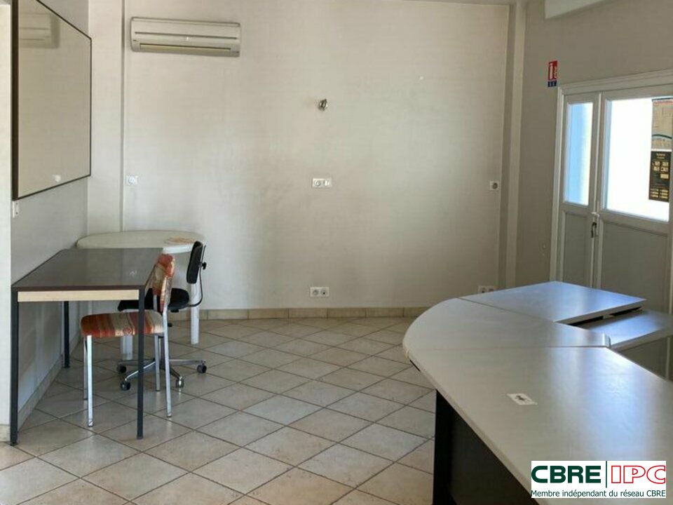 CBRE IPC Immobilier d'entreprise CESSION DAB Local d'activités ANGLET 8049PC