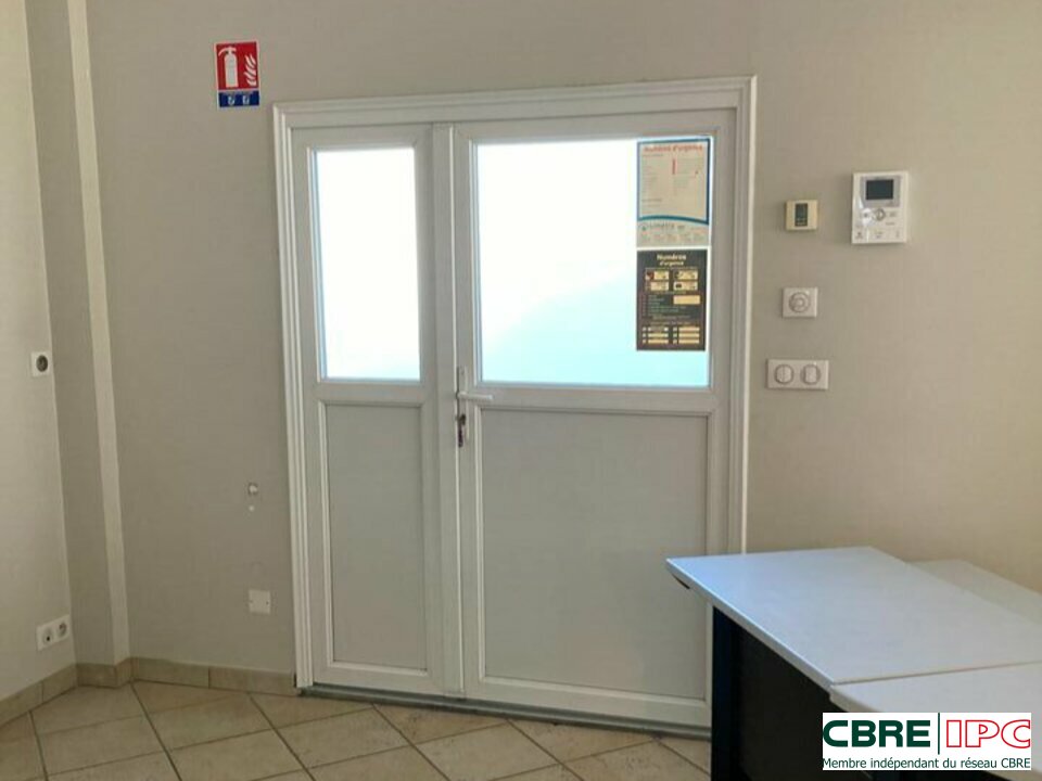 CBRE IPC Immobilier d'entreprise CESSION DAB Local d'activités ANGLET 8049PC