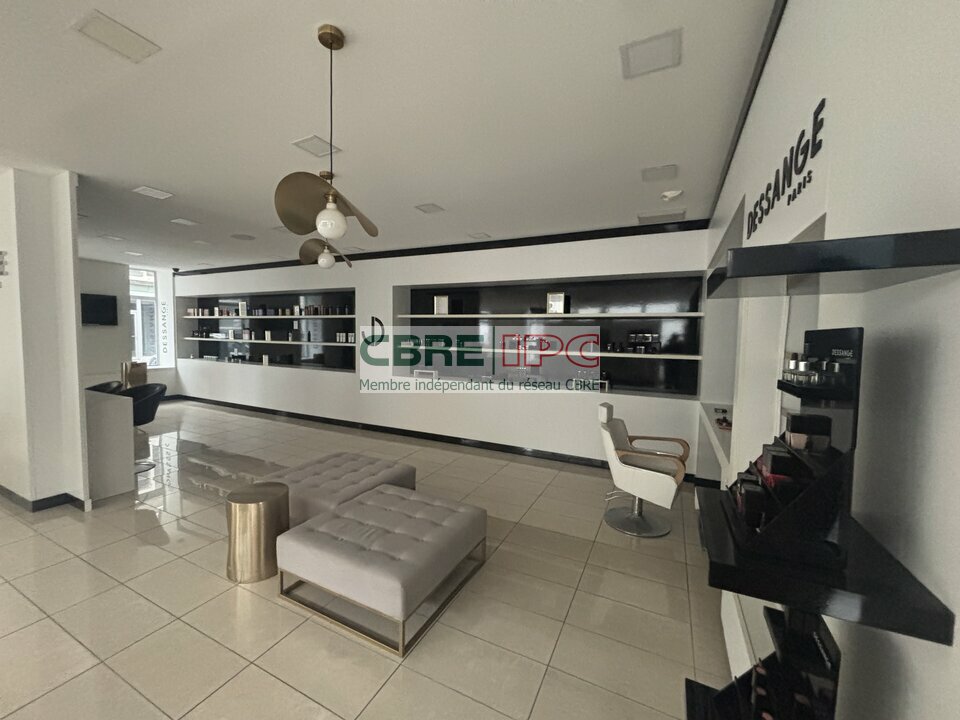 CBRE IPC Immobilier d'entreprise LOCATION Local commercial  PAU 8179FL