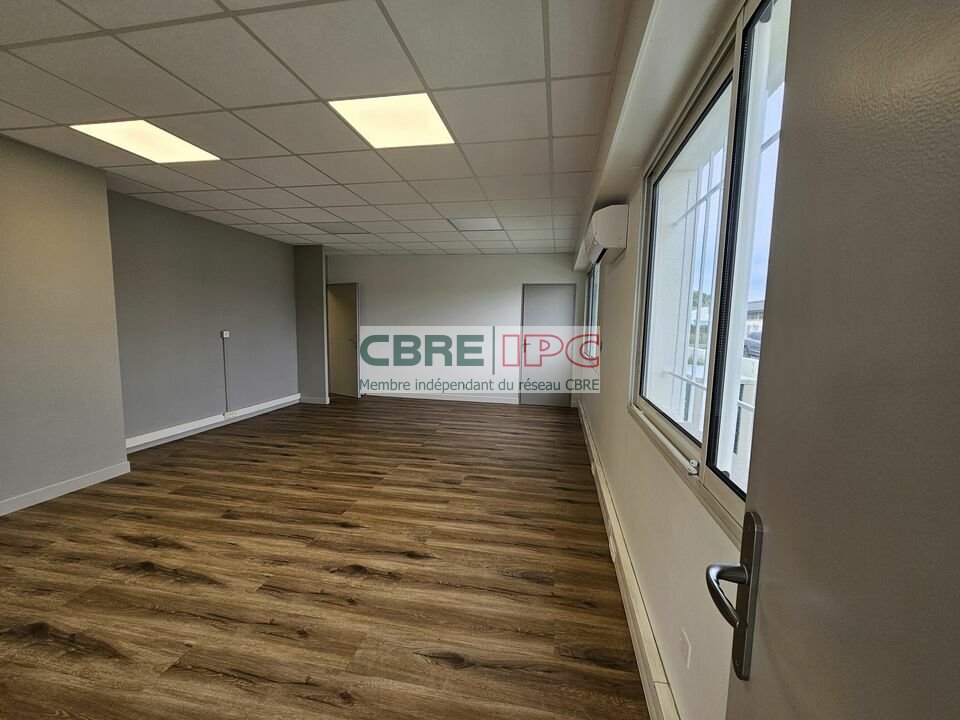 CBRE IPC Immobilier d'entreprise LOCATION Local d'activités LONS 7466FL