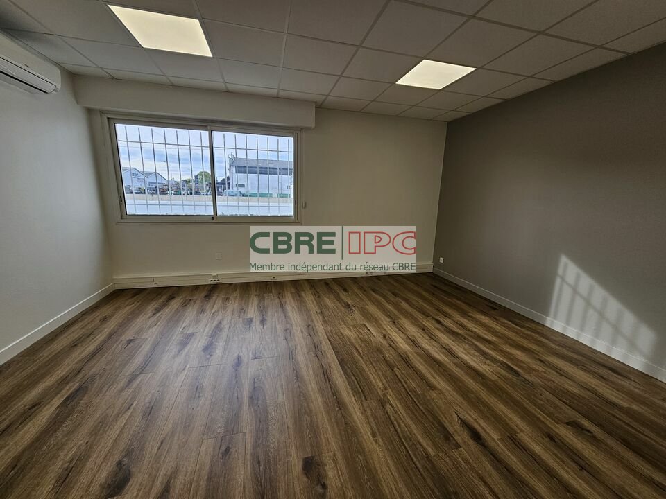 CBRE IPC Immobilier d'entreprise LOCATION Local d'activités LONS 7466FL