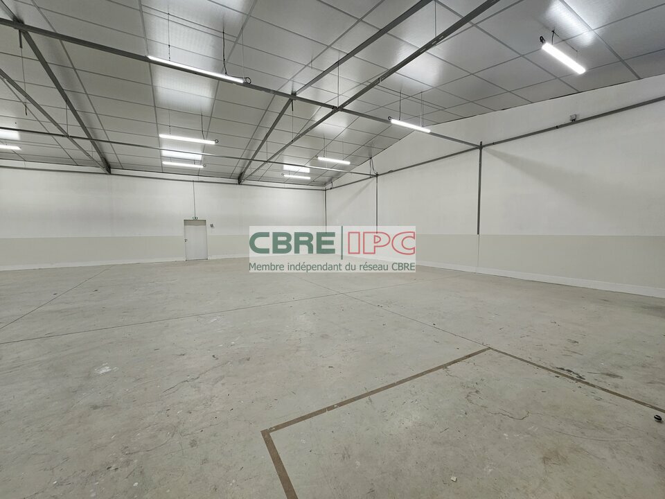CBRE IPC Immobilier d'entreprise LOCATION Local d'activités LONS 7466FL