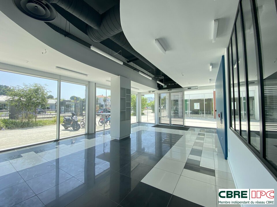 CBRE IPC Immobilier d'entreprise LOCATION Local commercial  ANGLET 8145FD