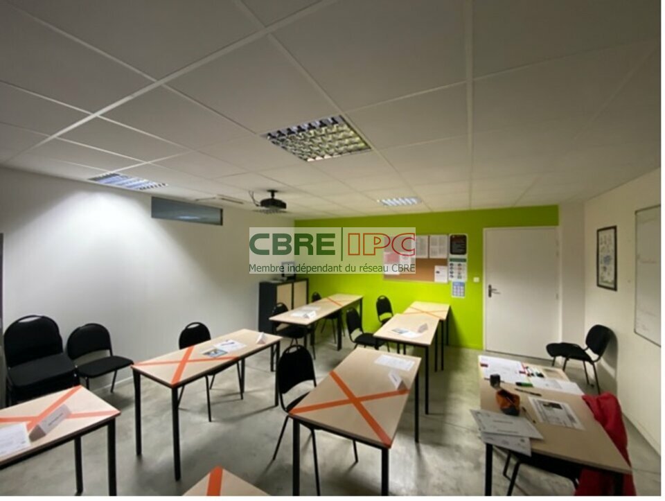 CBRE IPC Immobilier d'entreprise VENTE Local d'activités PAU 8267FL