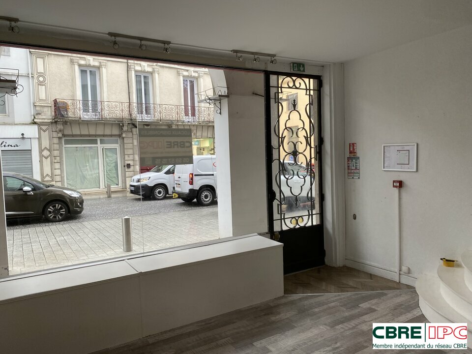 CBRE IPC Immobilier d'entreprise LOCATION Local commercial  DAX 8230YA