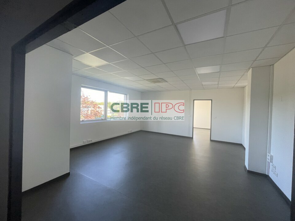 CBRE IPC Immobilier d'entreprise LOCATION Bureau LONS 8231FL2