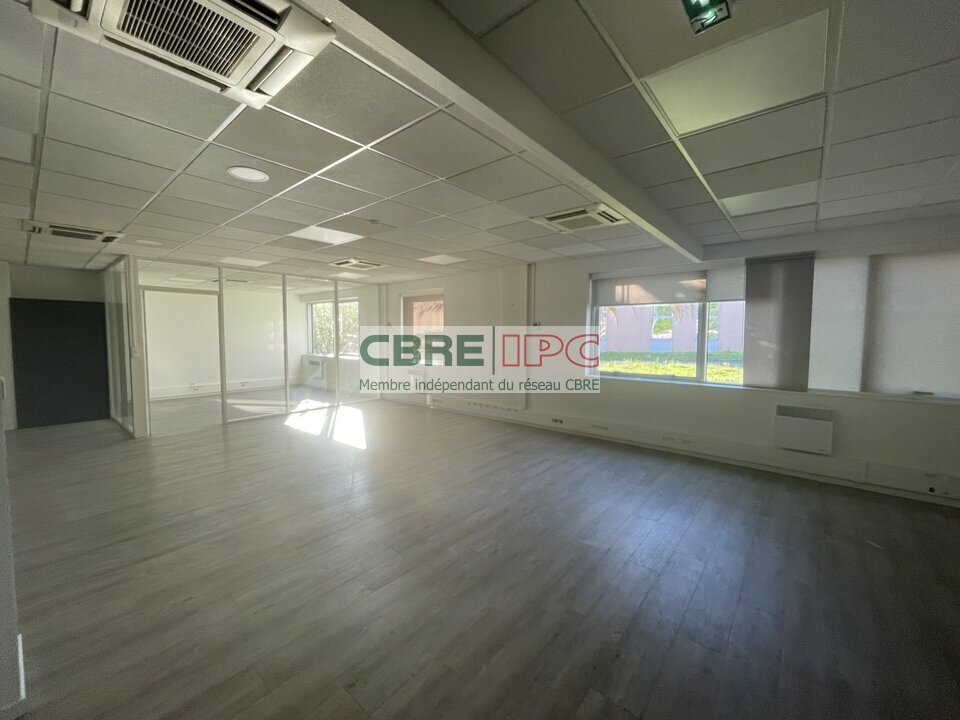 CBRE IPC Immobilier d'entreprise LOCATION Bureau  LONS 8231FL