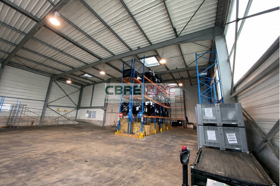 CBRE IPC Immobilier d'entreprise VENTE Local d'activités  PAU 8267FL