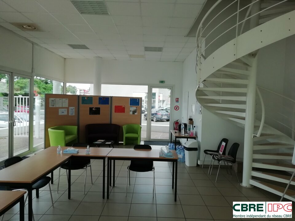 CBRE IPC Immobilier d'entreprise LOCATION Local commercial  DAX 8332YA