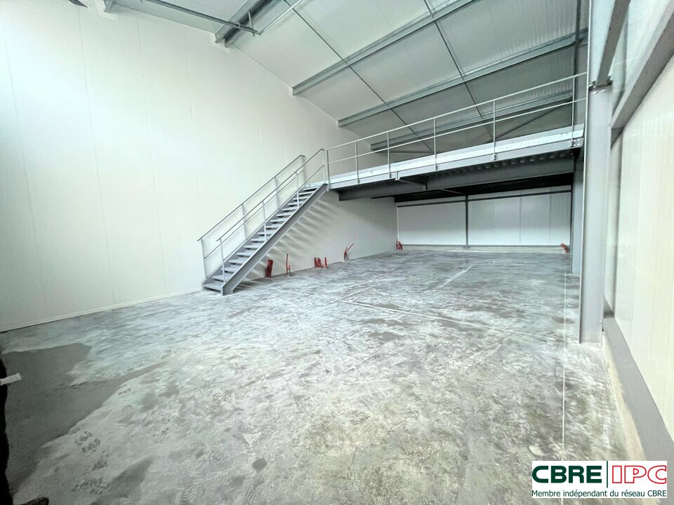 CBRE IPC Immobilier d'entreprise LOCATION Local d'activités  VILLEFRANQUE 8341PC