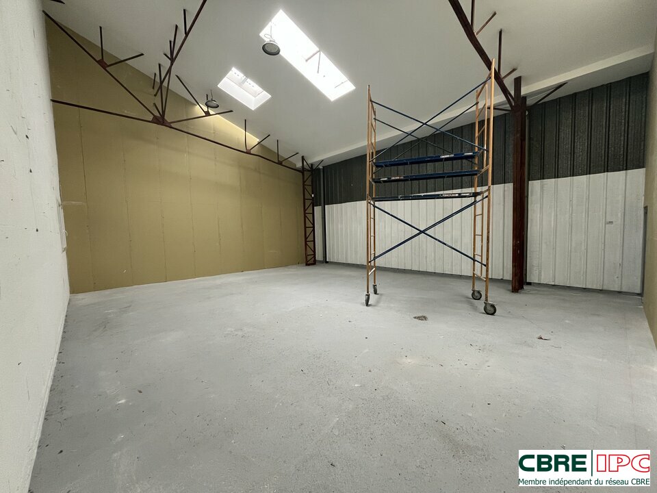 CBRE IPC Immobilier d'entreprise LOCATION Local d'activités  ANGLET 8387PC