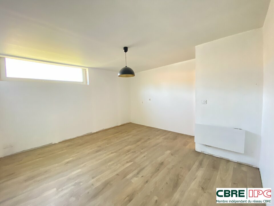 CBRE IPC Immobilier d'entreprise LOCATION Local d'activités MEES 8399YA