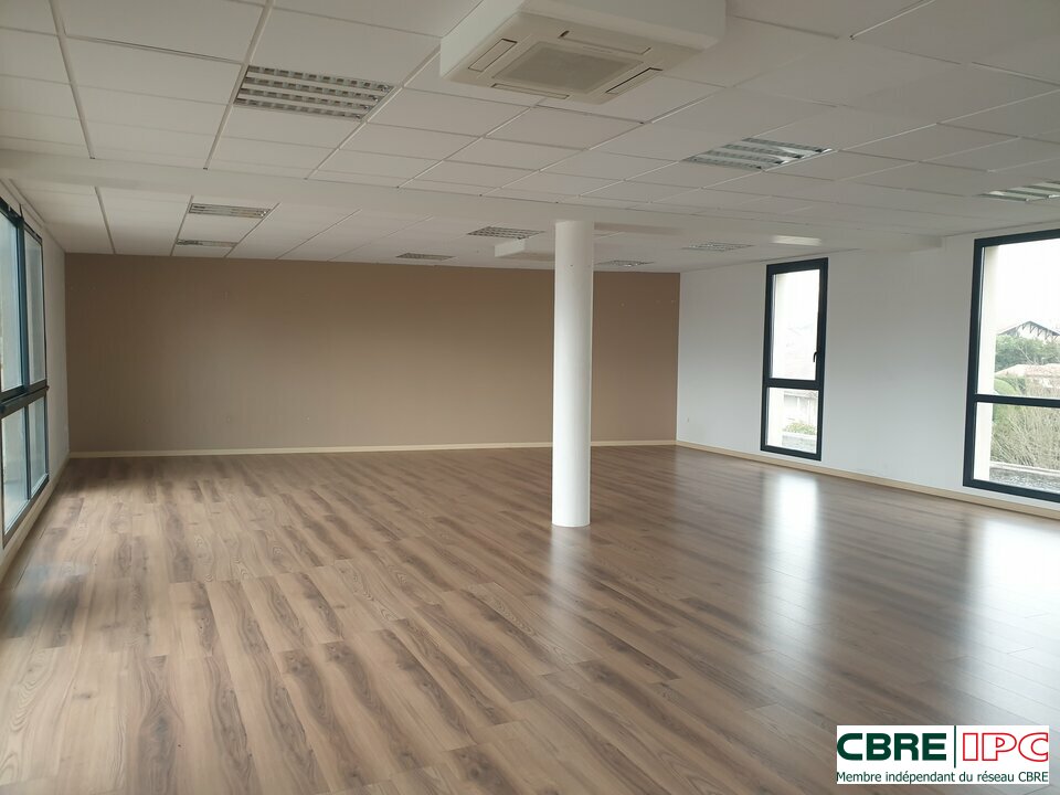 CBRE IPC Immobilier d'entreprise LOCATION Bureau TARNOS 7958MP/PC