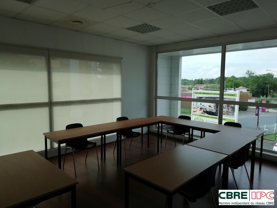 CBRE IPC Immobilier d'entreprise LOCATION Local commercial DAX 8332YA