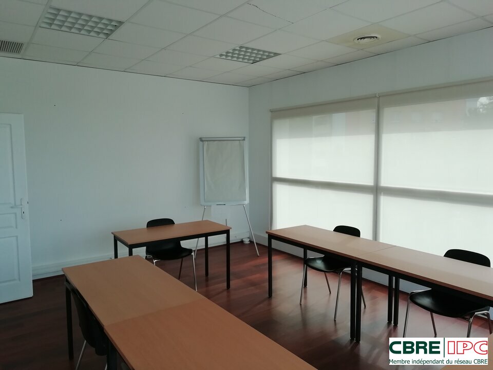 CBRE IPC Immobilier d'entreprise LOCATION Local commercial DAX 8332YA
