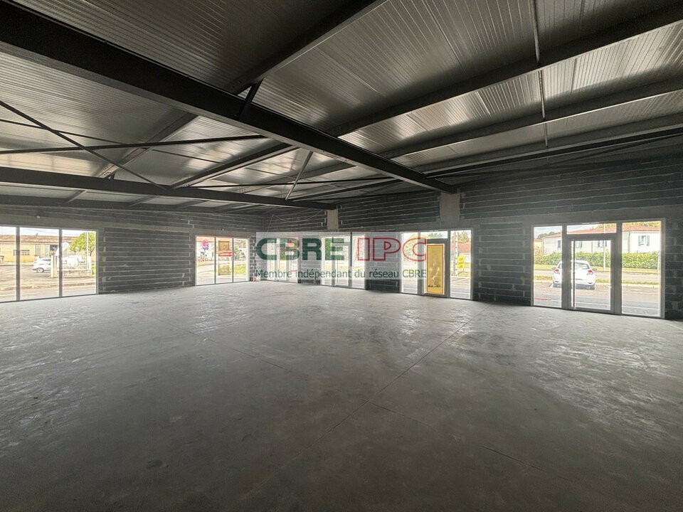 CBRE IPC Immobilier d'entreprise LOCATION Local commercial SAULT DE NAVAILLES 7991FL