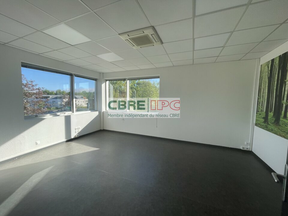 CBRE IPC Immobilier d'entreprise LOCATION Bureau LONS 8231FL