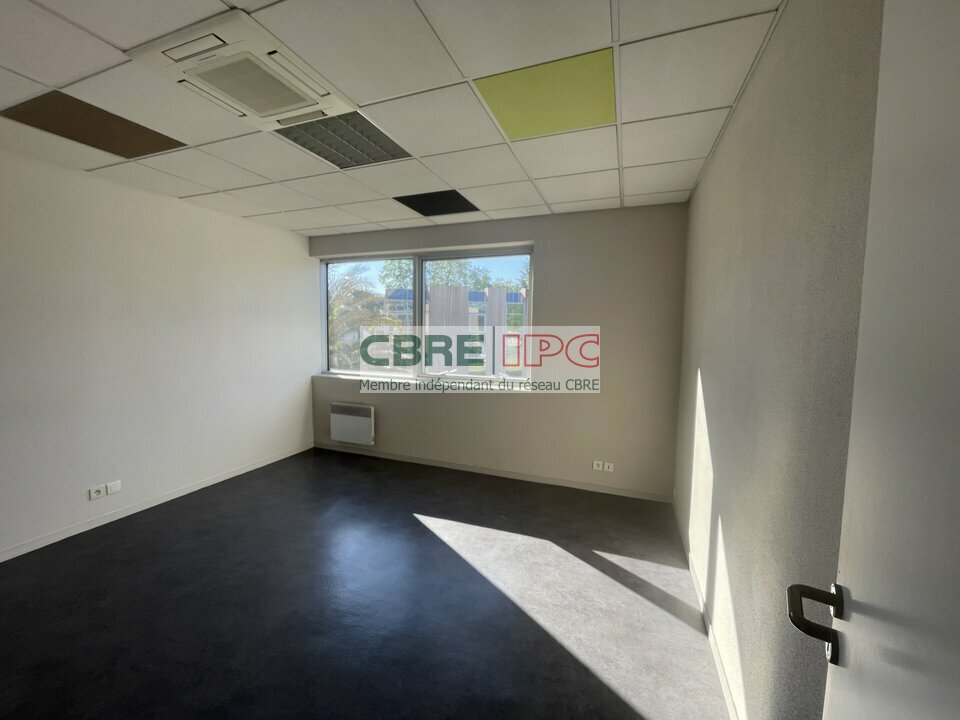 CBRE IPC Immobilier d'entreprise LOCATION Bureau LONS 8231FL