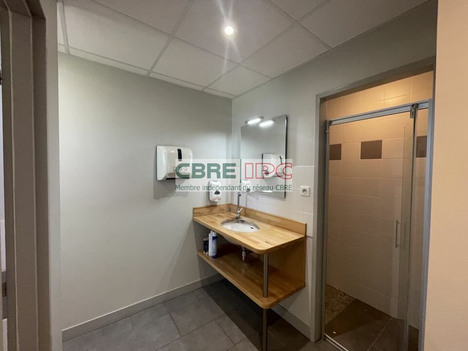 CBRE IPC Immobilier d'entreprise VENTE Local d'activités AURIAC 8322FL