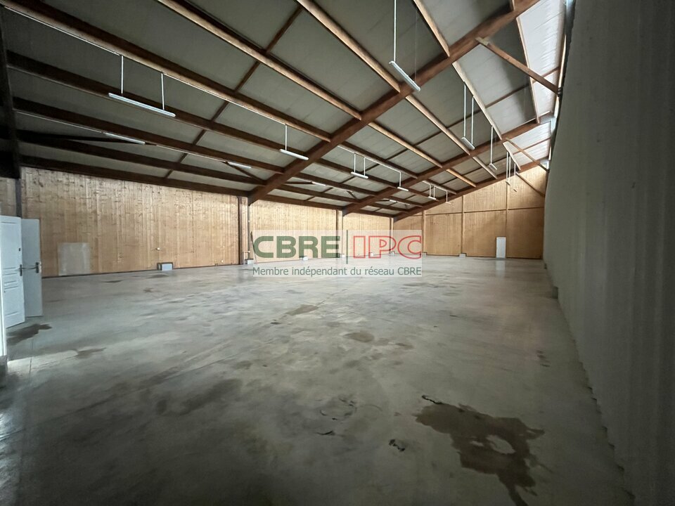 CBRE IPC Immobilier d'entreprise LOCATION Local d'activités  BARDOS 8515PC