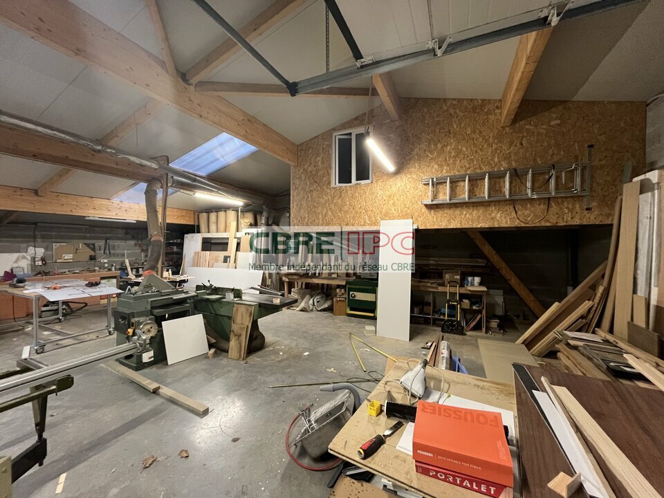 CBRE IPC Immobilier d'entreprise LOCATION Local d'activités  VILLEFRANQUE 8516PC2