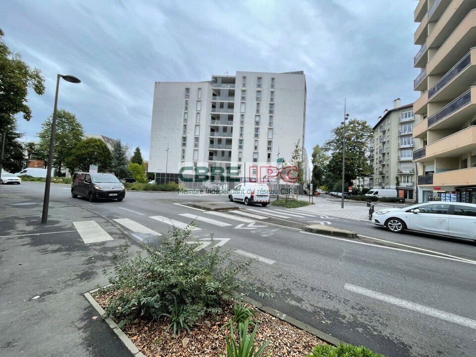 CBRE IPC Immobilier d'entreprise LOCATION Local commercial  PAU 8525JF